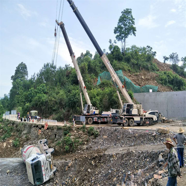 永丰县汽车掉沟里叫吊车救援要多少钱